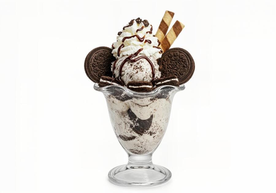 Sobremesa de sorvete com Oreo e chantilly