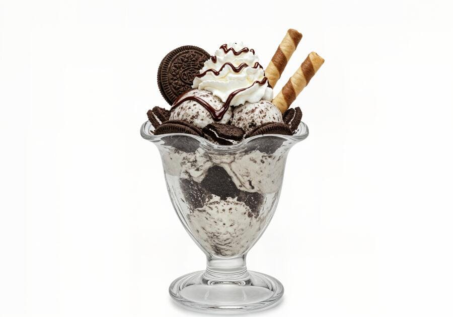 Sobremesa de sorvete com Oreo e chantilly