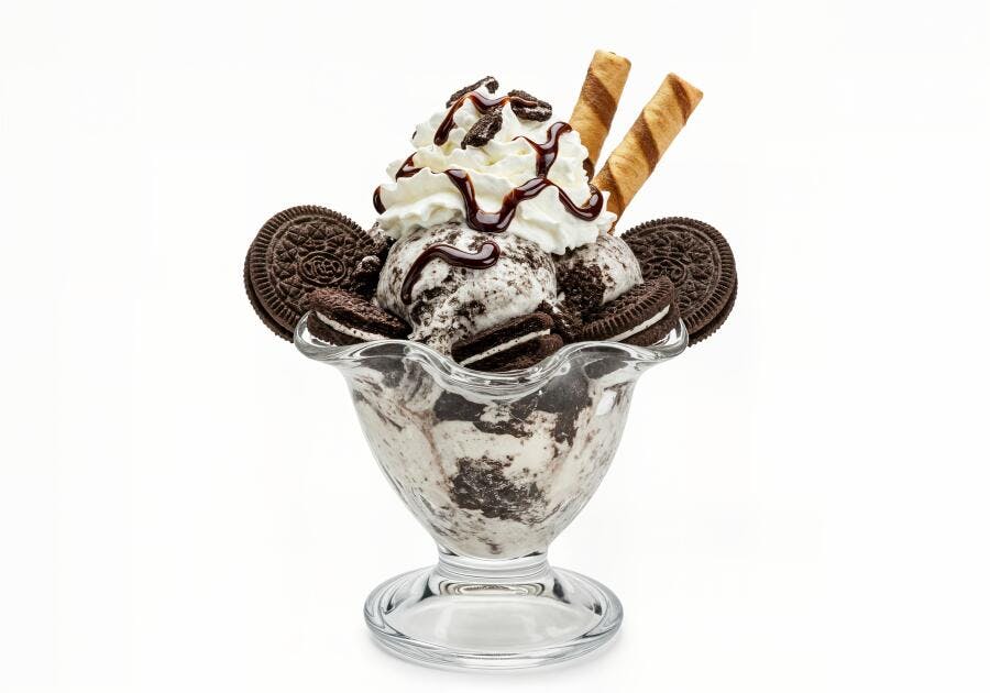 Sobremesa de sorvete com Oreo e chantilly