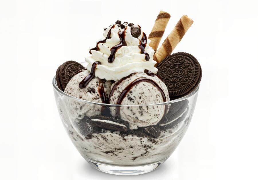 Sorvete Oreo com chantilly e calda