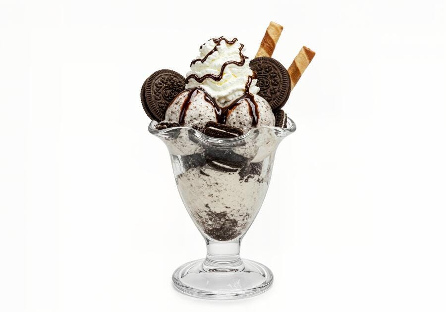Sobremesa de sorvete com Oreo e calda de chocolate