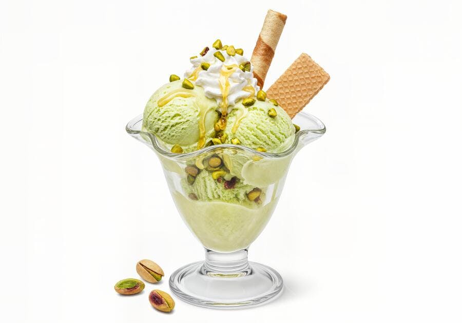 Sorvete de pistache com chantilly e wafer
