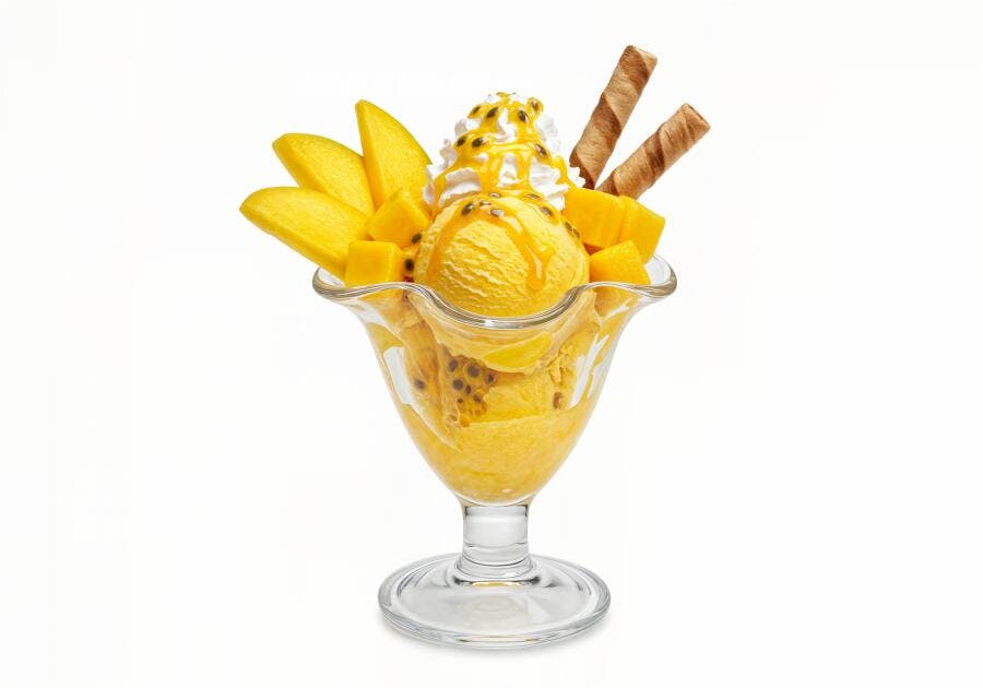 Sorvete de manga com chantilly e waffer
