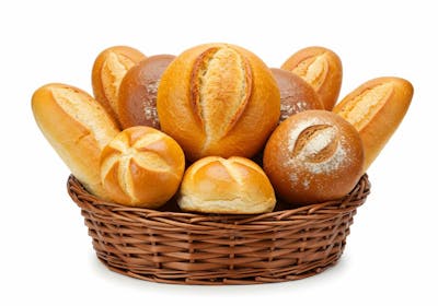 Pães fresquinhos em cesto de vime
