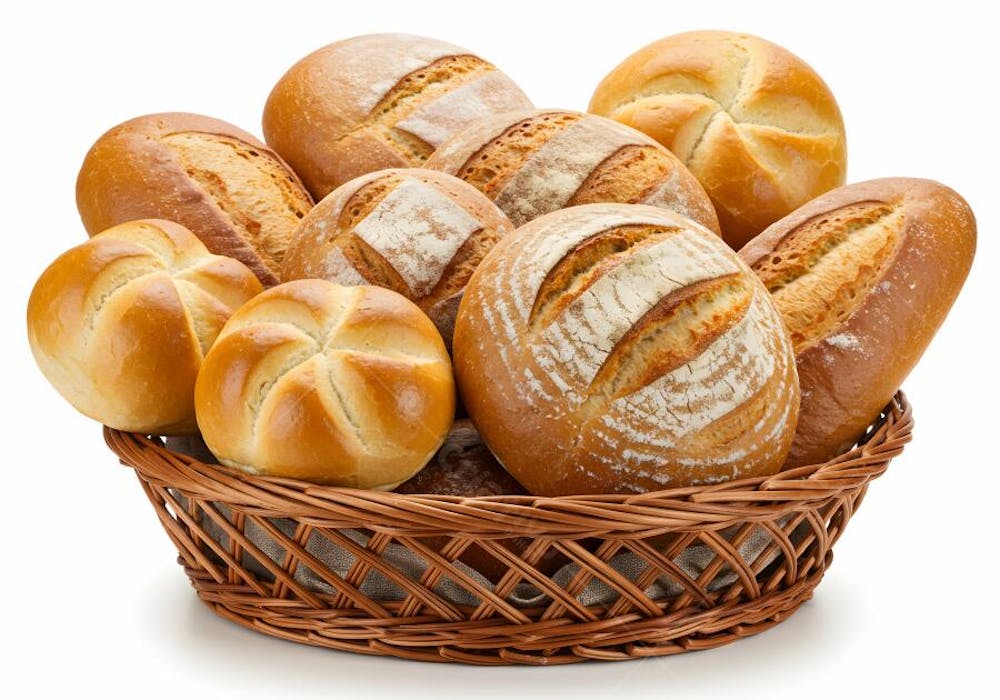 Pães fresquinhos em cesto de vime