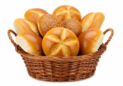 Pães fresquinhos em cesto de vime