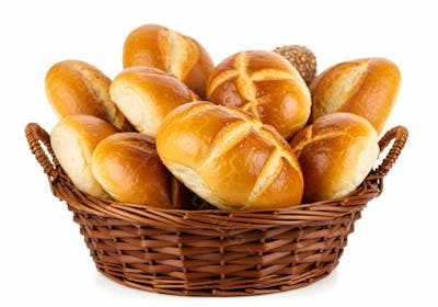 Pães fresquinhos em cesto de vime