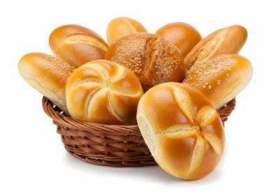 Pães fresquinhos em cesto de vime