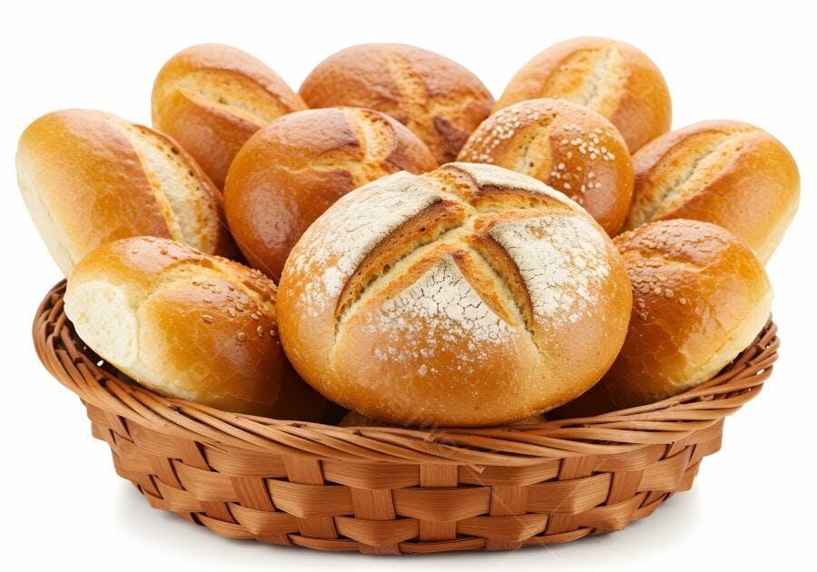 Pães frescos em cesta de vime