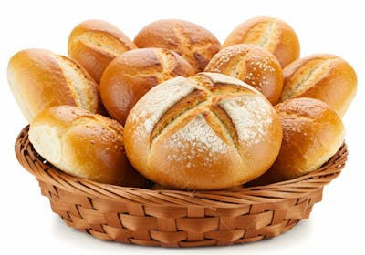 Pães fresquinhos em cesto de vime