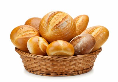 Pães fresquinhos em cesto de vime