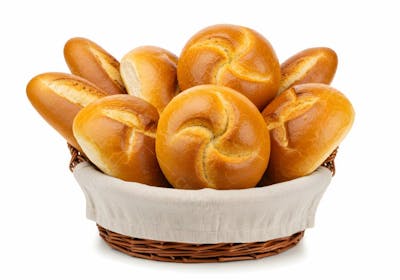 Pães fresquinhos em cesto de vime