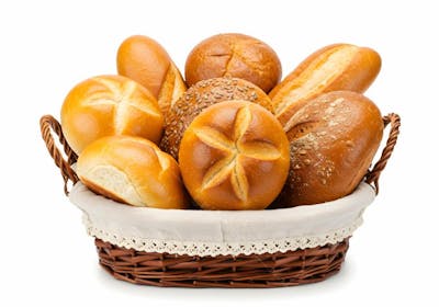 Pães fresquinhos em cesto de vime