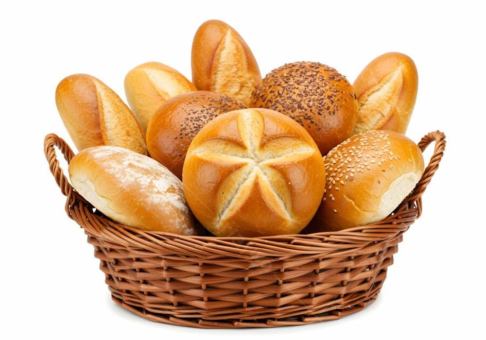 Pães fresquinhos em cesto de vime