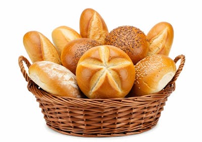 Pães fresquinhos em cesto de vime