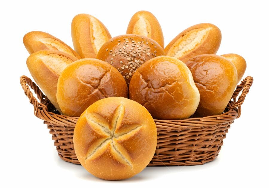 Pães e pãezinhos em cesta de vime