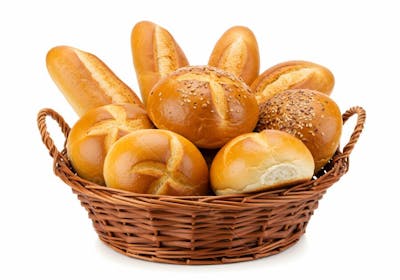 Pães fresquinhos em cesto de vime