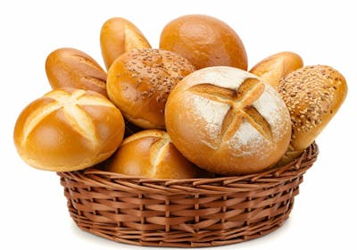 Pães fresquinhos em cesto de vime