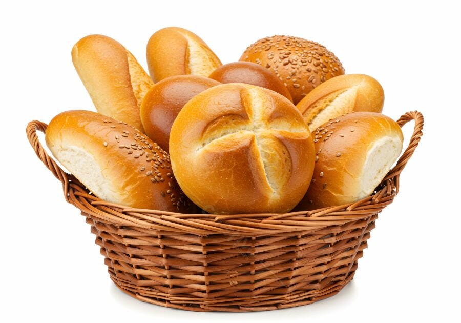Pães frescos em cesta de vime