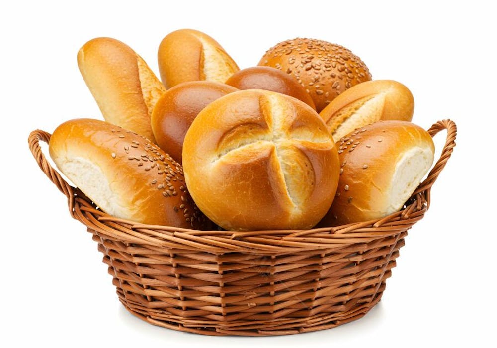 Pães fresquinhos em cesto de vime
