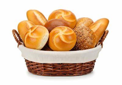 Pães fresquinhos em cesto de vime