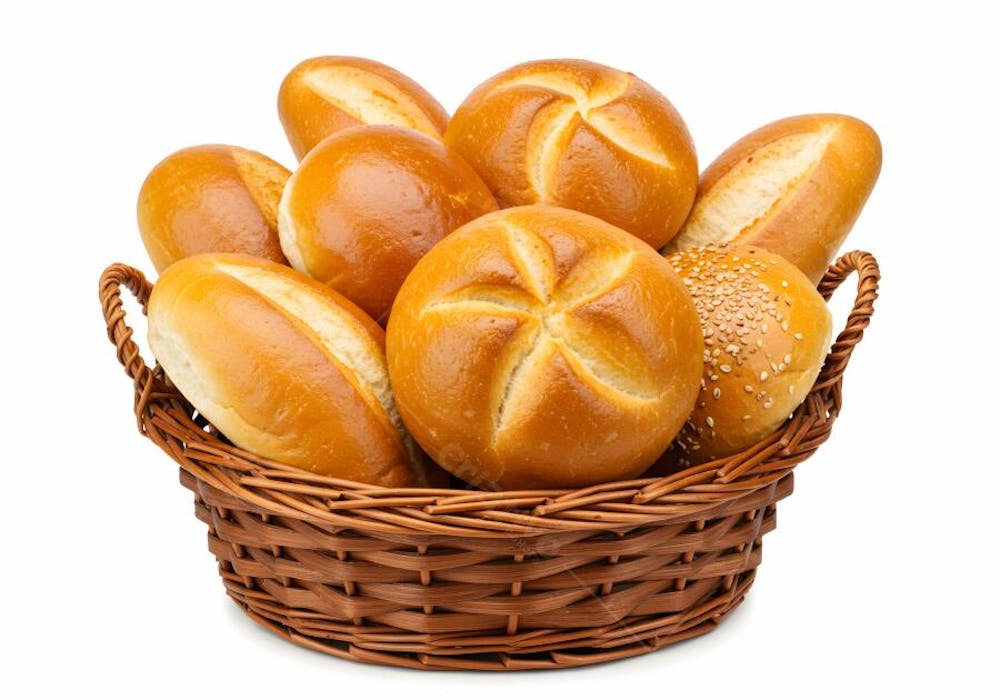 Pães fresquinhos em cesto de vime