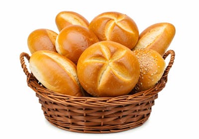 Pães fresquinhos em cesto de vime