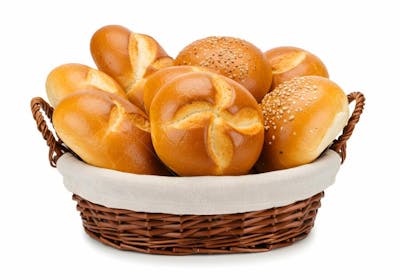 Pães fresquinhos em cesto de vime
