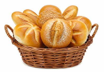 Pães fresquinhos em cesto de vime