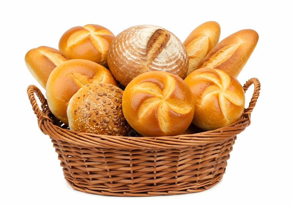 Pães fresquinhos em cesto de vime