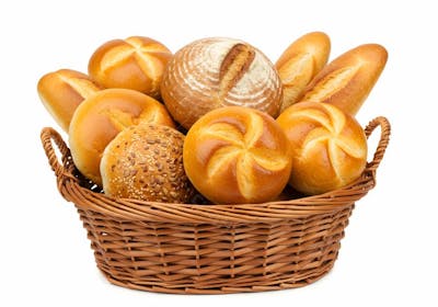 Pães fresquinhos em cesto de vime