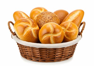 Pães fresquinhos em cesto de vime