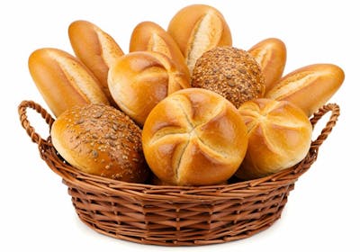 Pães fresquinhos em cesto de vime