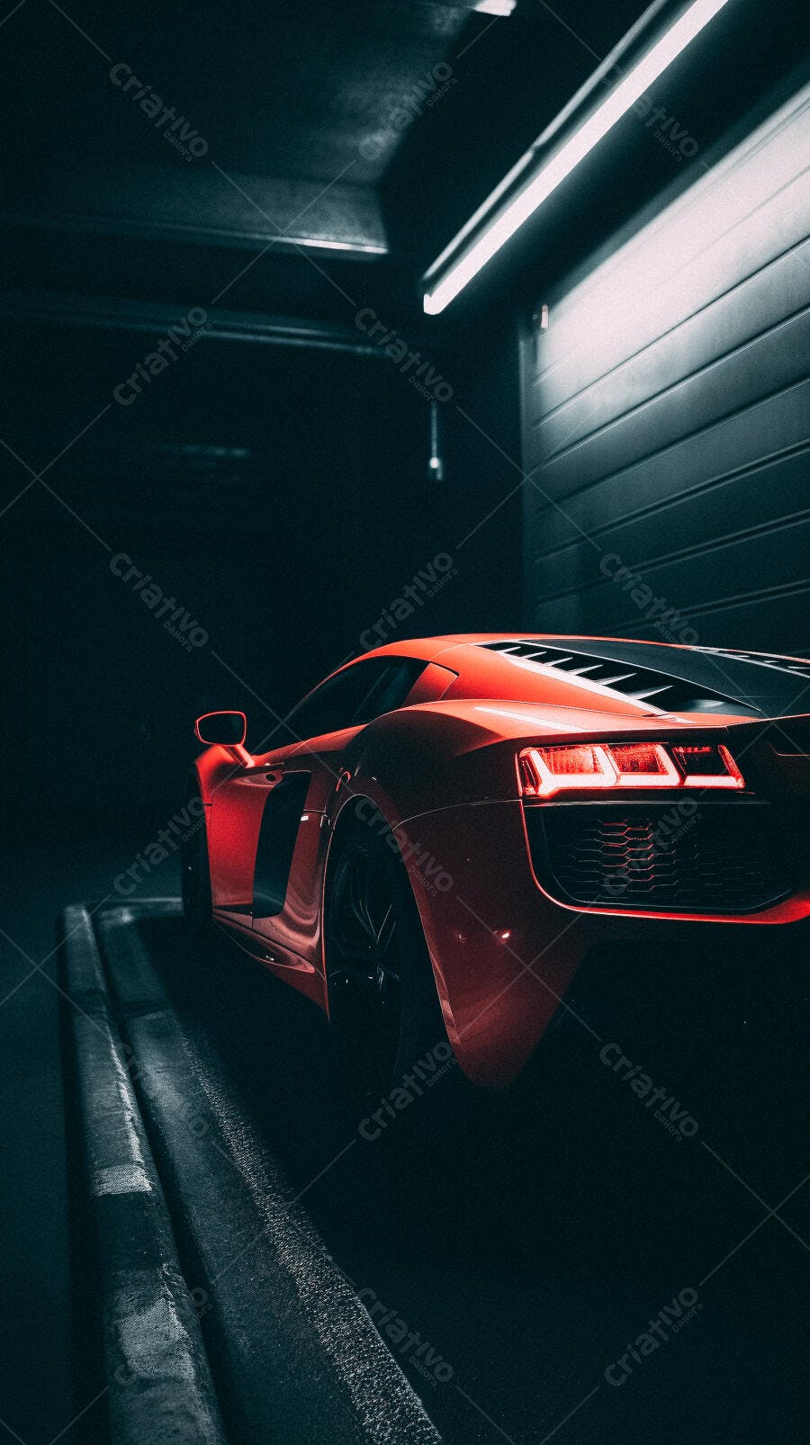 Esportivo vermelho em garagem escura