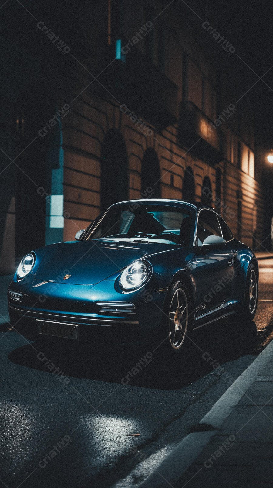 Porsche Azul Noturno em Rua de Cidade