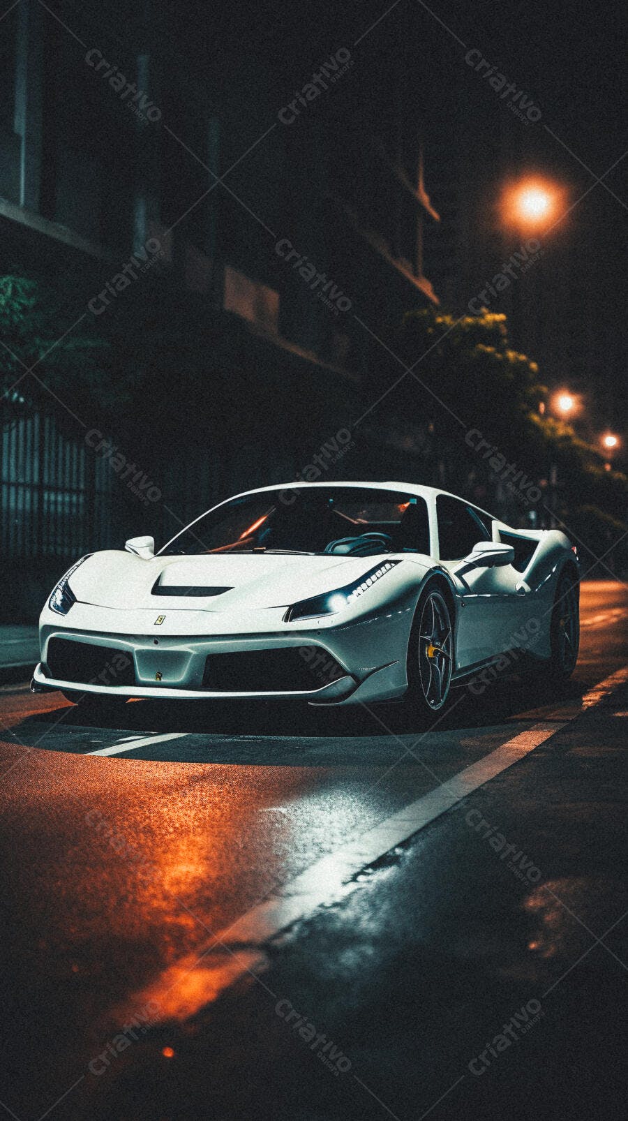 Ferrari branca em rua noturna