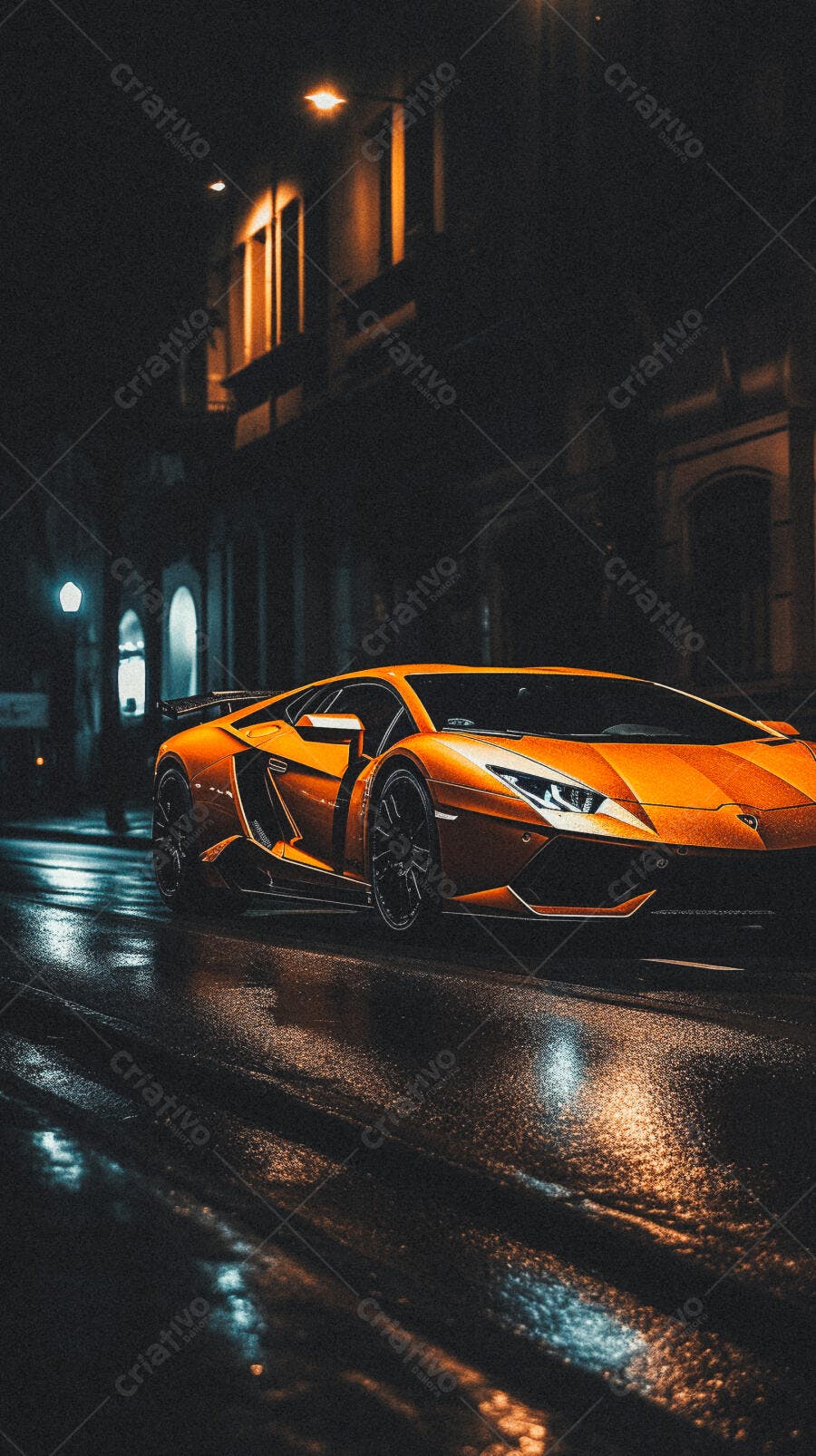 Lamborghini laranja em rua noturna chuvosa