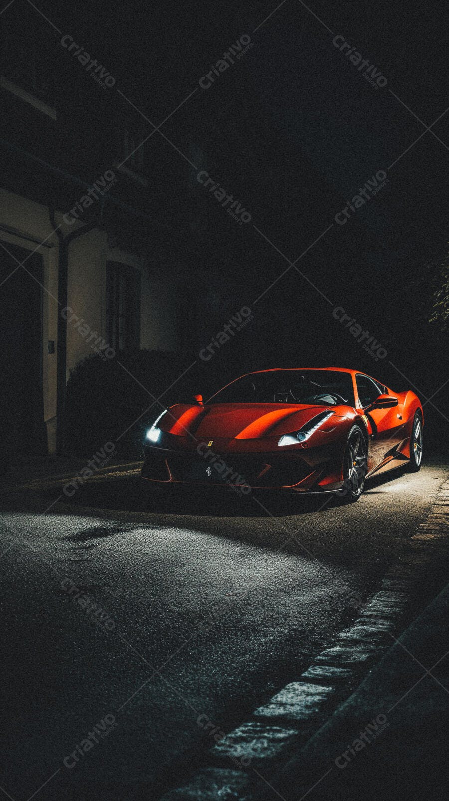 Ferrari vermelha noite rua escura