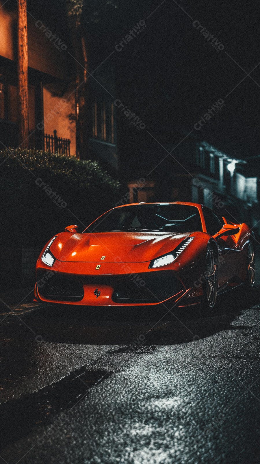 Ferrari vermelha em rua noturna