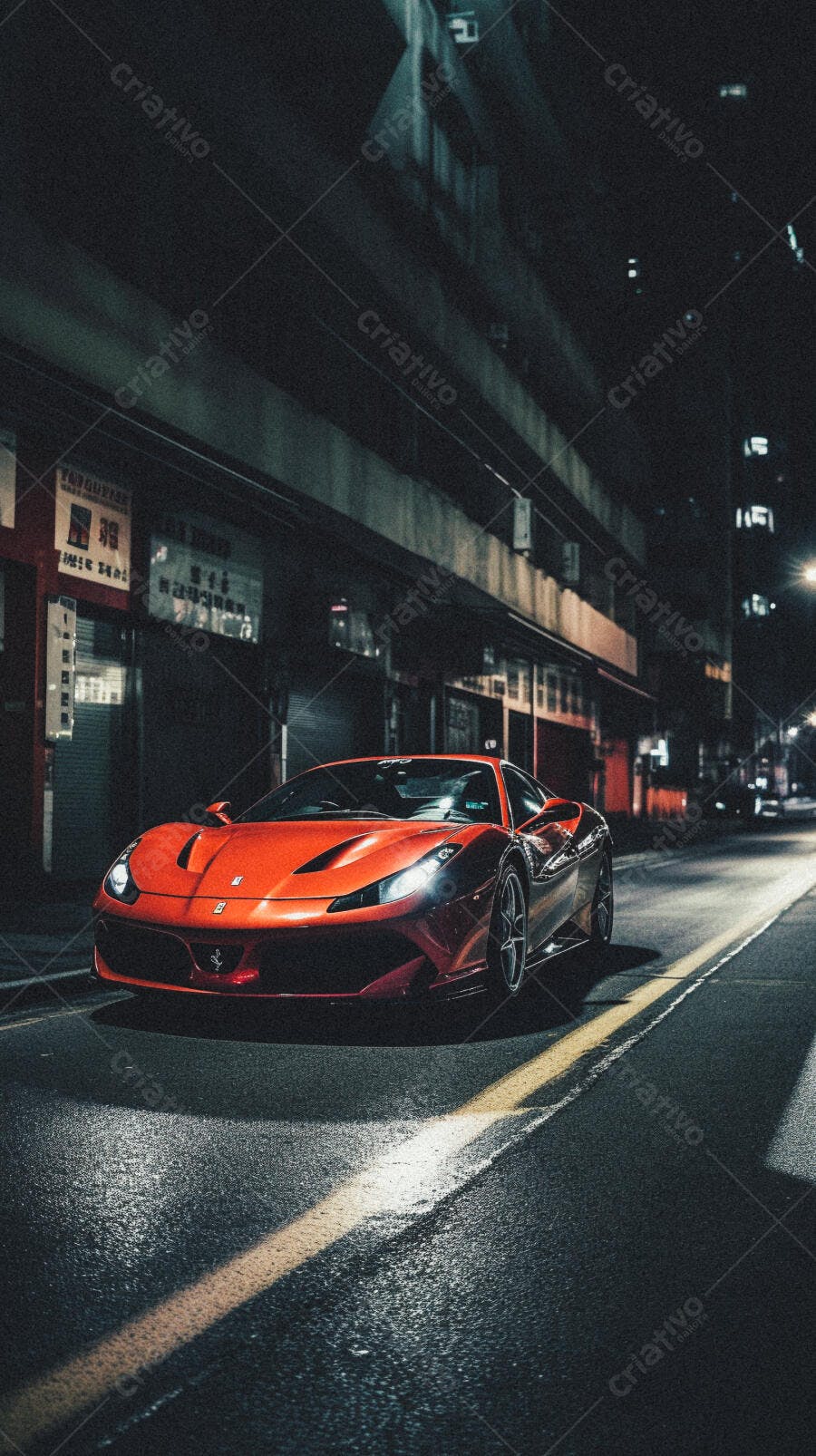 Ferrari vermelha em rua noturna