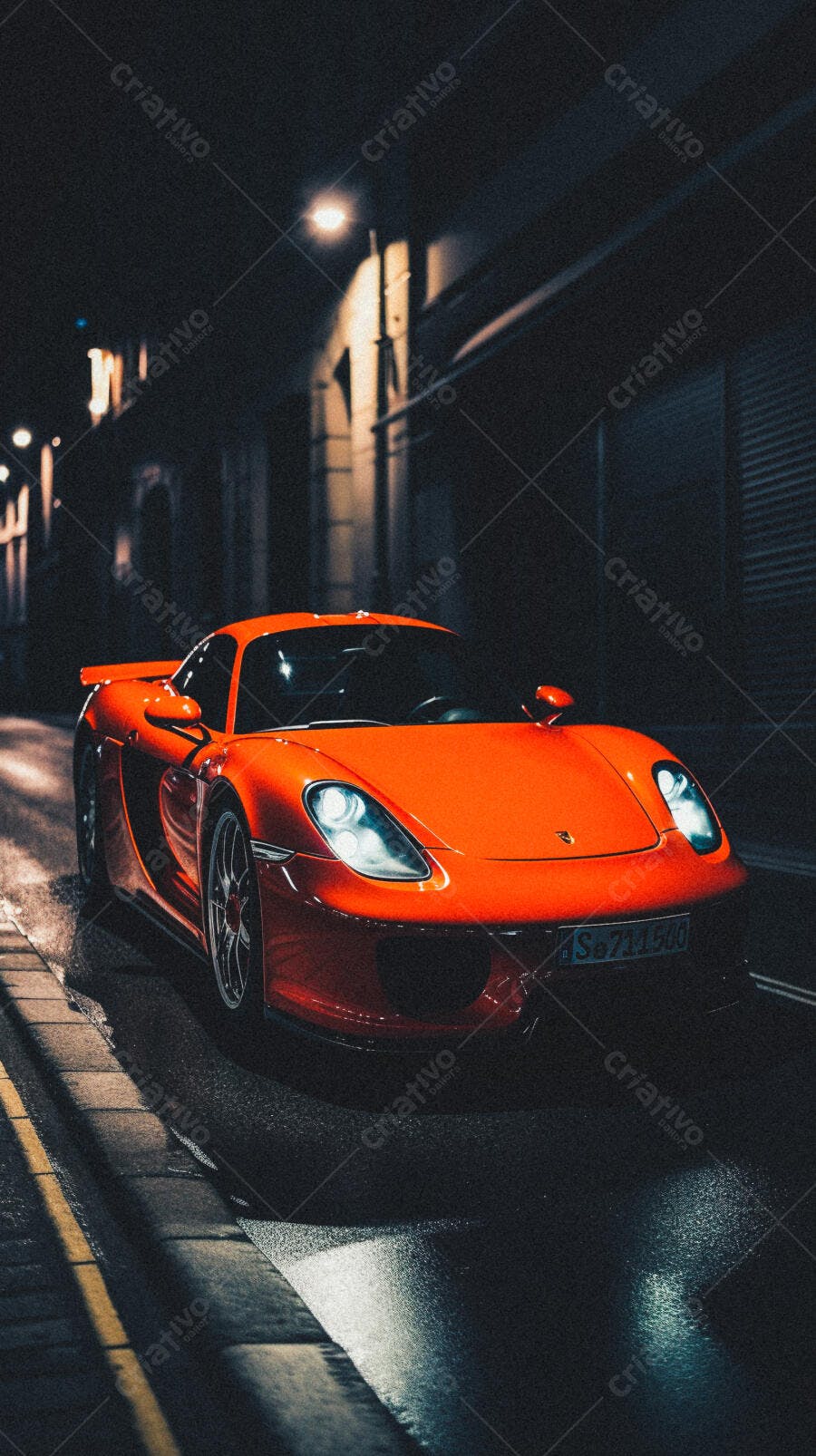 Porsche laranja em rua noturna
