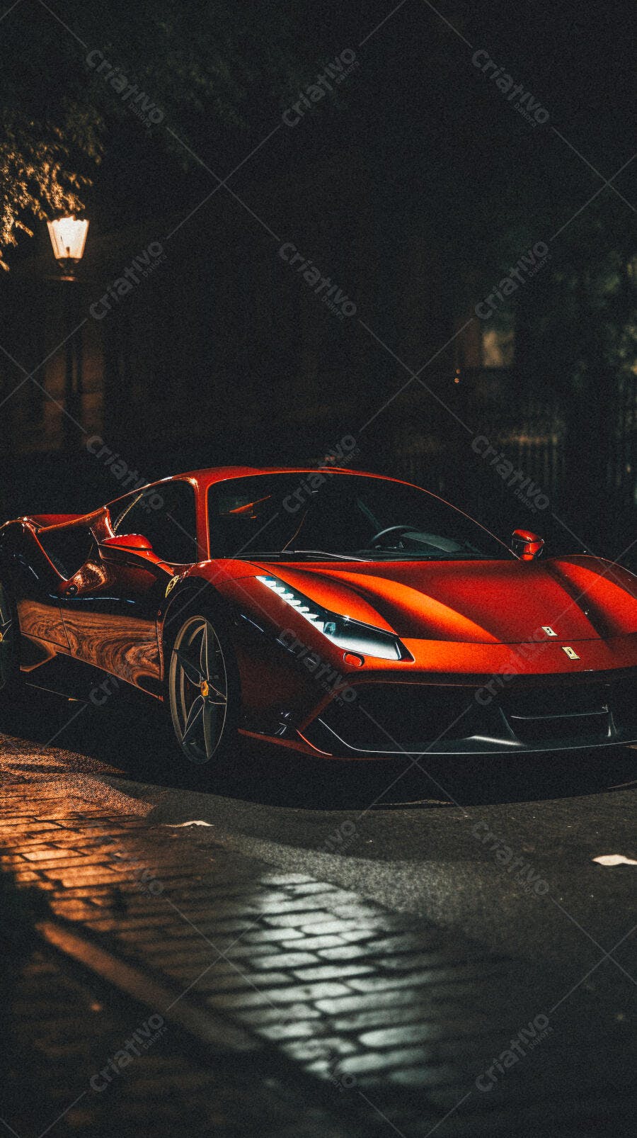 Ferrari vermelha noite rua iluminada