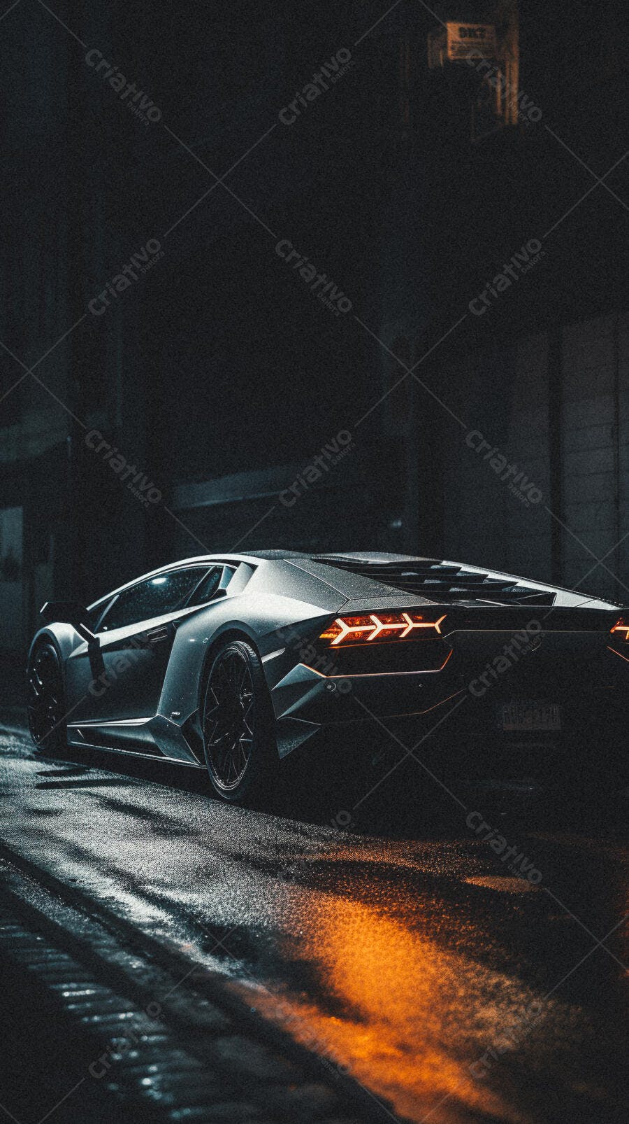 Lamborghini Prata em Noite Chuvosa