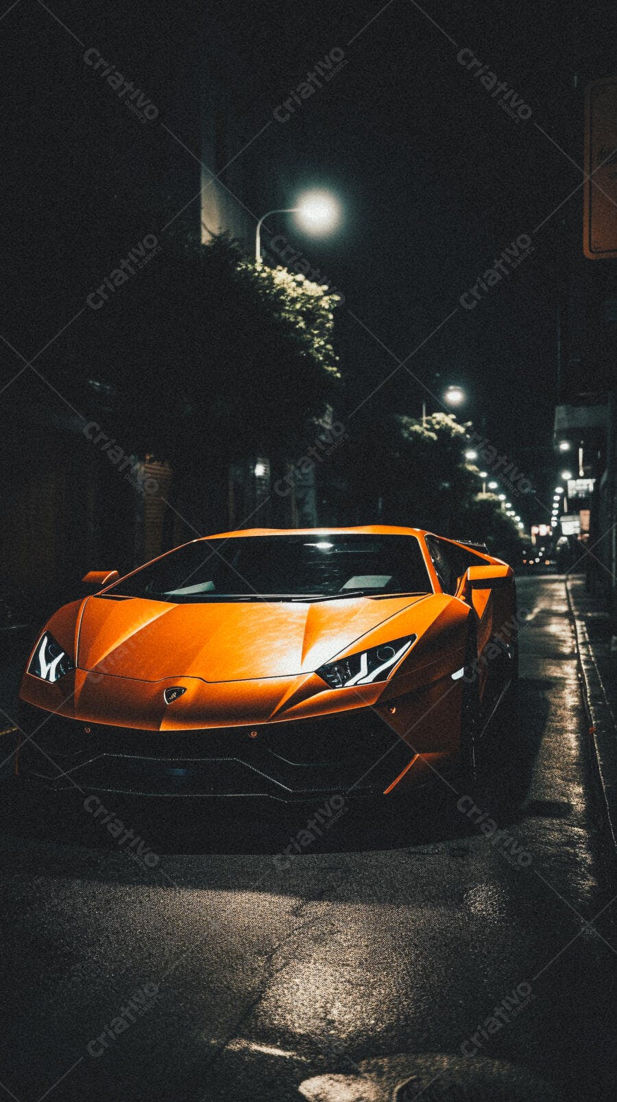 Lamborghini laranja em rua noturna