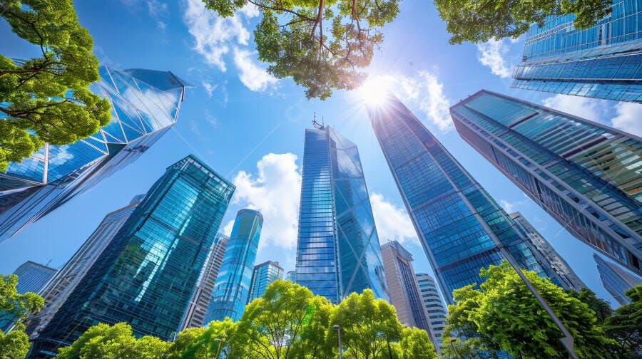 Prédios modernos e árvores verdes sob céu azul