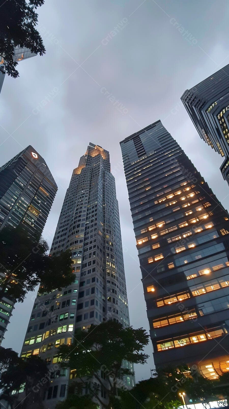 Prédios altos ao entardecer em cidade asiática
