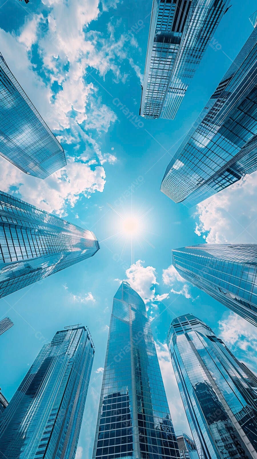 Prédios modernos sob céu azul ensolarado