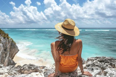 Mulher sorridente em Cancún aproveitando o paraíso tropical