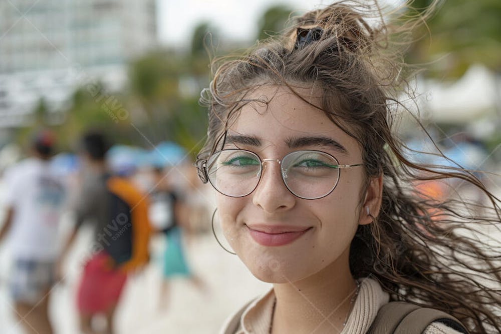 Mulher sorridente em Cancún aproveitando o paraíso tropical