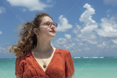 Mulher sorridente em Cancún aproveitando o paraíso tropical